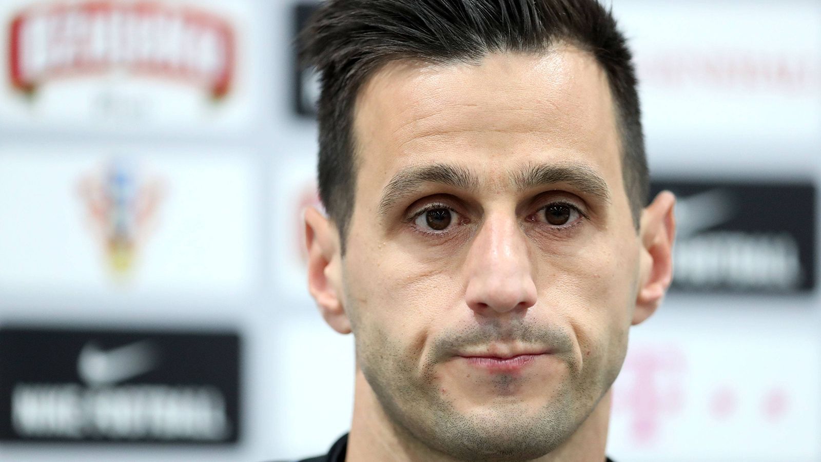 
                <strong>Stürmer: Nikola Kalinic (Kroatien)</strong><br>
                Weigerte sich wegen angeblicher Rückenbeschwerden im Spiel gegen Nigeria, in der 85. Minute eingewechselt zu werden. Laut Trainer Zlatko Dalic nicht das erste Mal, dass der Stürmer nicht ins Spiel kommen wollte. Der 30-Jährige wurde nach dem Spiel aus dem Kader geworfen. Kroatien hat ihn bislang noch nicht vermisst.
              