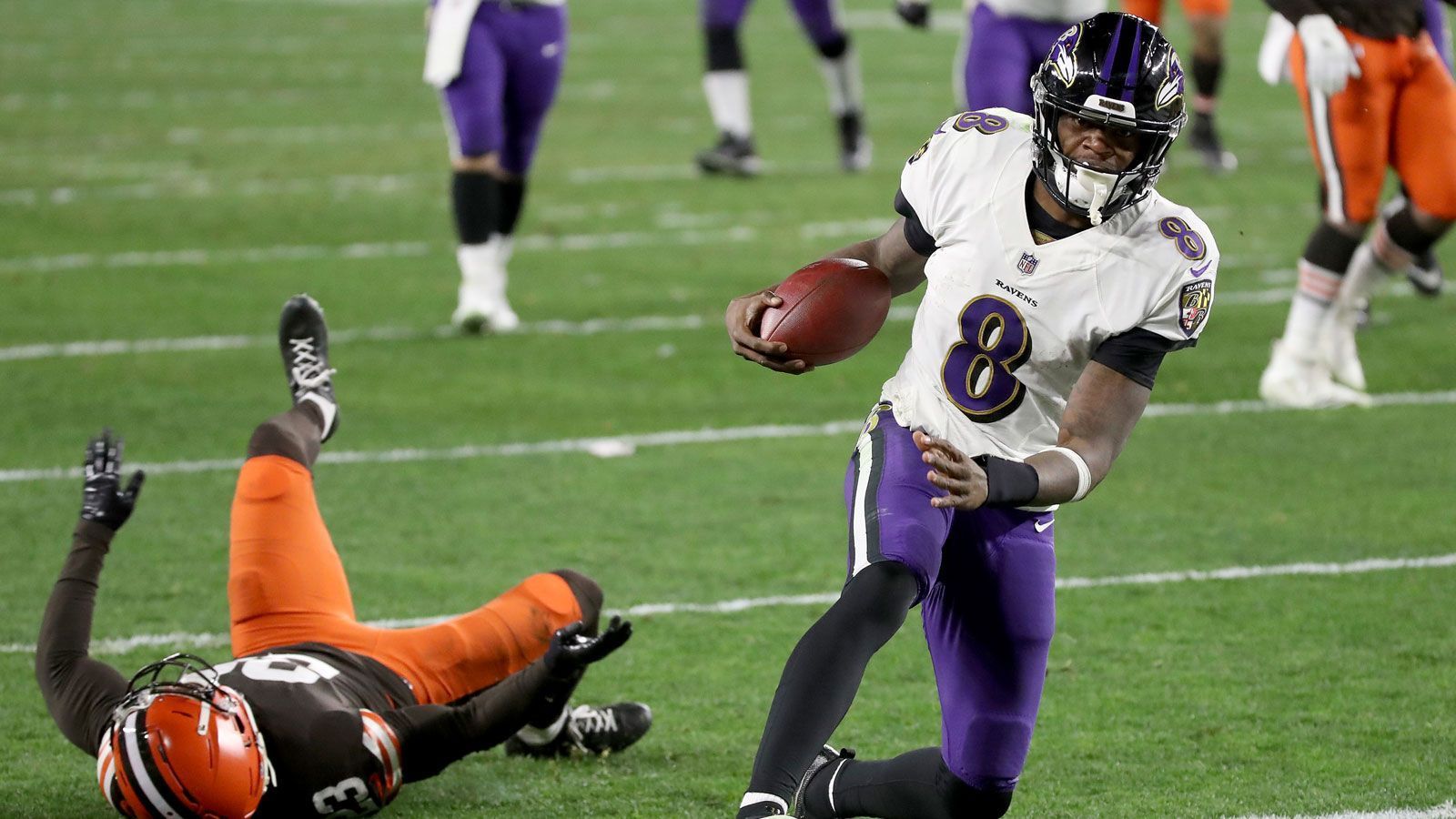 
                <strong>Gewinner: Lamar Jackson</strong><br>
                Der amtierende NFL-MVP fand im "do-or-die"-Spiel gegen die Cleveland Browns zurück zu alter Stärke. Obwohl er zwischenzeitlich mit Krämpfen vom Feld musste, kehrte Jackson knapp zwei Minuten vor Schluss zurück auf das Feld und bog die Partie heldenhaft in letzter Sekunde noch zu Gunsten der Ravens um. Besonders im Laufspiel zeigte der 23-Jährige einmal mehr seine Stärke und verbuchte 124 Yards sowie zwei Touchdowns.
              