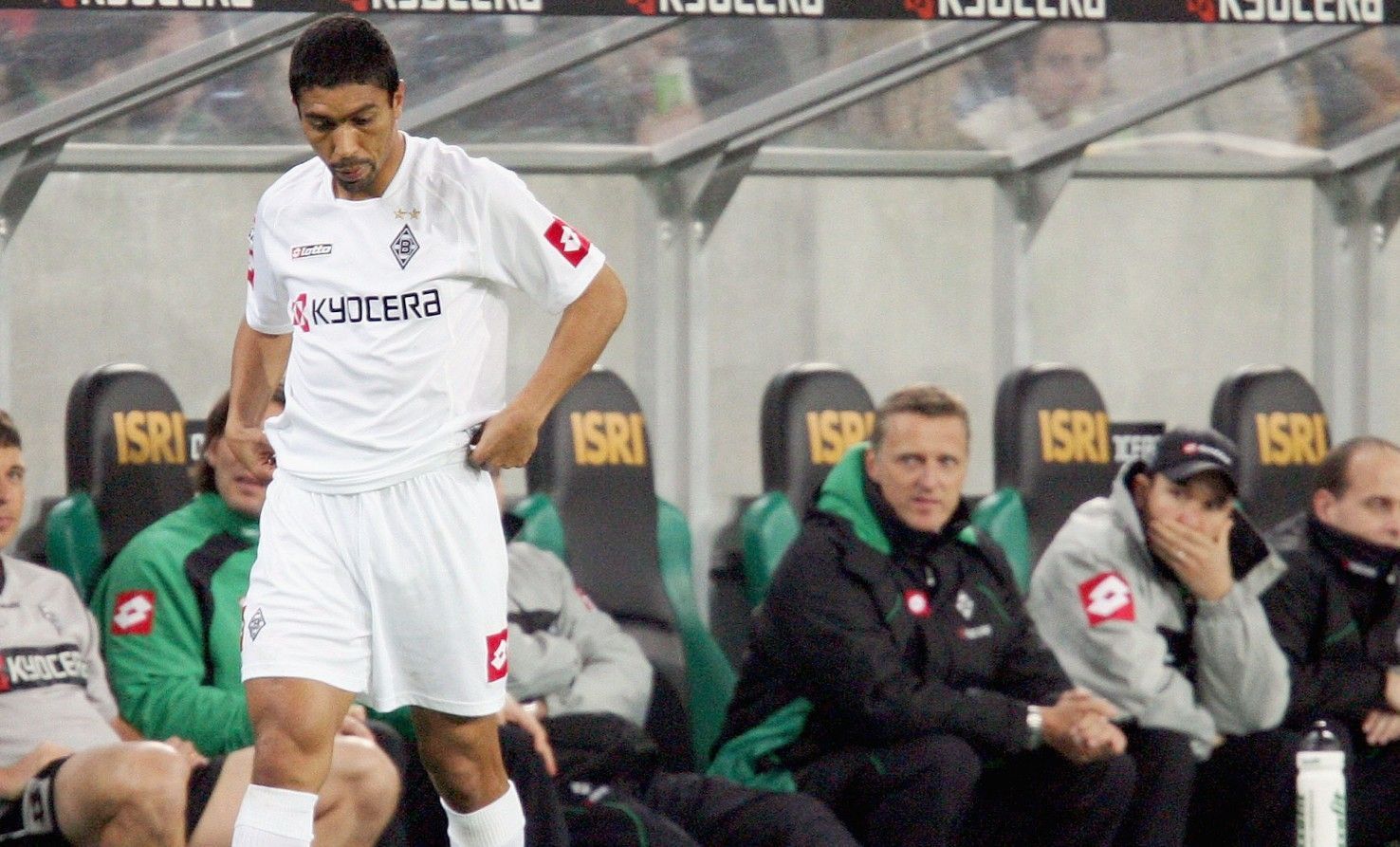 
                <strong>Sturm: Giovane Elber</strong><br>
                Giovane Elber bei Borussia Mönchegladbach - was für ein Theater. Als Gladbach den damals 31-jährigen Brasilianer im Januar 2005 holte, stand der Borussia-Park Kopf. Klar, jeder musste an all die Erfolge denken, die Elber mit dem FC Bayern feiern konnte. Doch der Torjäger war nicht mehr der gleiche Spieler wie in den Jahren 1997 bis 2003 beim deutschen Rekordmeister. Verletzungen pflasterten seinen Weg, sein Körper wollte nicht mehr so. Kein Wunder also, dass der damalige Coach Horst Köppel seinen "Superstar" nicht spielen ließ. Immerhin setzte er ihn manchmal zumindest auf die Bank. Doch all das gefiel Elber nicht, er beschwerte sich über Köppel, bekam eine Geldstrafe und am Ende trennten sich die Wege im Dezember 2005 schon wieder.
              