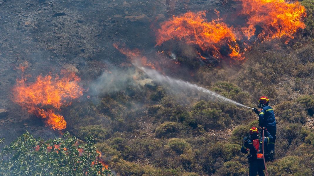Feuerwehrleute kämpfen in Griechenland und auf einigen griechischen Inseln gegen mehrere große Waldbrände.