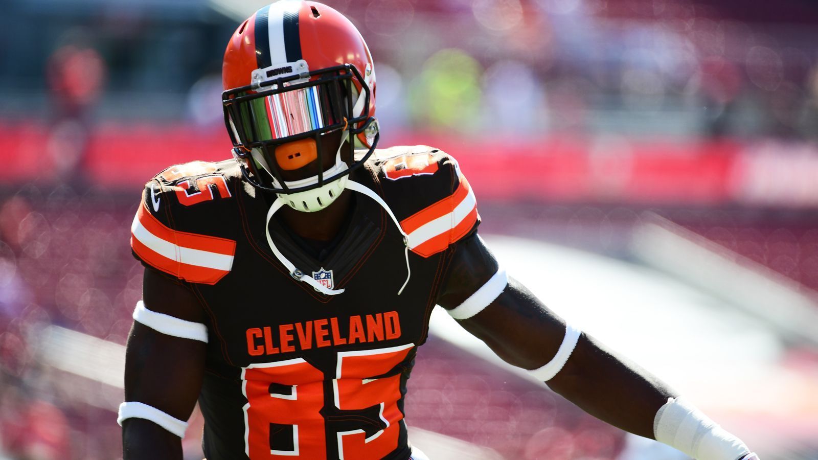 
                <strong>Cleveland Browns</strong><br>
                Der ehemalige Erstrunden-Pick David Njoku hat vor einigen Tagen das zweite Mal in der laufenden Saison öffentlich einen Trade gefordert. Njoku ist mit seiner Rolle in der lauflastigen Browns-Offense unzufrieden. Der Tight End befindet sich noch bis 2021 in seinem Rookie-Vertrag und hat mit 24 Jahren noch viel Potenzial. Die Browns befinden sich zudem laut "Sports Illustrated" auf der Suche nach einem Pass Rusher und könnten vielleicht sogar Olivier Vernon abgeben.
              