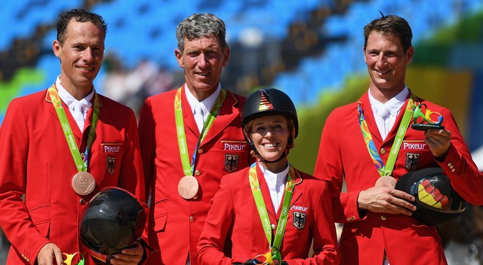 
                <strong>Ahlmann, Beerbaum, Michaels-Beerbaum, Deußer</strong><br>
                Christian Ahlmann, Ludger Beerbaum, Meredith Michaels-Beerbaum und Daniel Deußer: Bronze im Springreiten (Mannschaft).
              