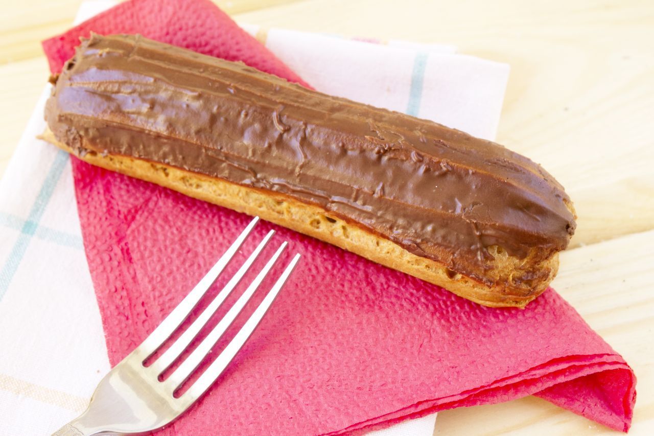 In Deutschland kennt man das Eclair auch als Liebesknochen. Es besteht aus Brandteig und hat verschiedene Füllungen wie Erdbeere, Sahne, Schokolade oder Pudding.