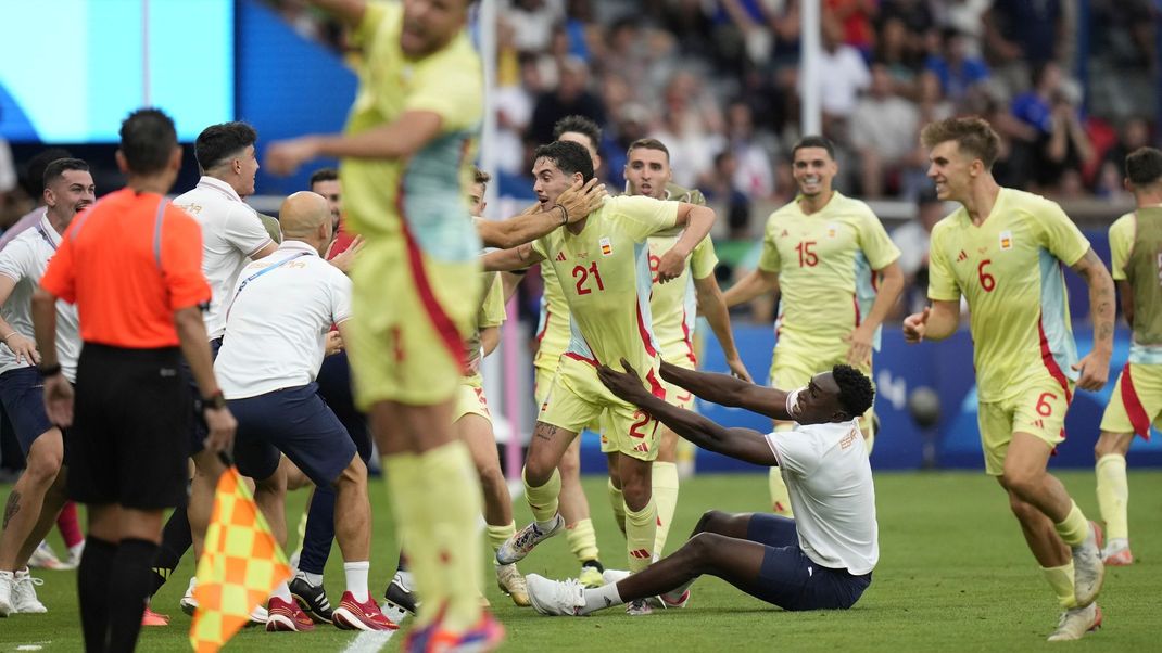 Die spanischen Fußballspieler feiern ihren Sieg bei Olympia 2024.