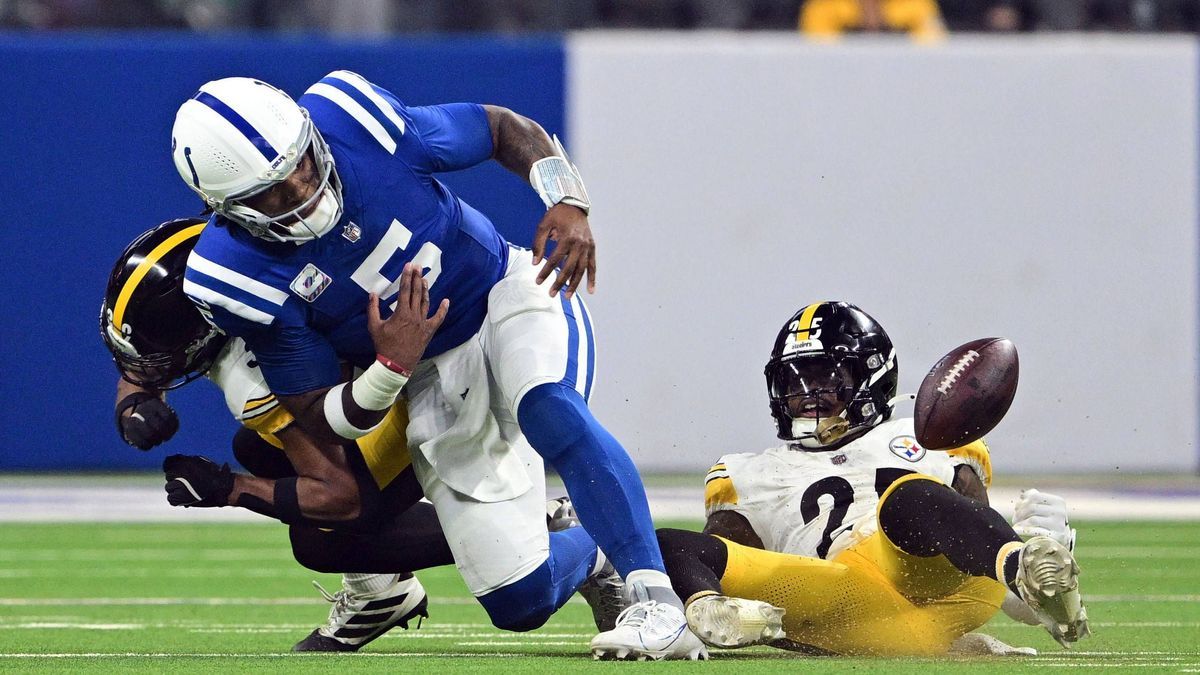 NFL, American Football Herren, USA Pittsburgh Steelers at Indianapolis Colts Sep 29, 2024; Indianapolis, Indiana, USA; ndianapolis Colts quarterback Anthony Richardson (5) is hit by Pittsburgh Stee...