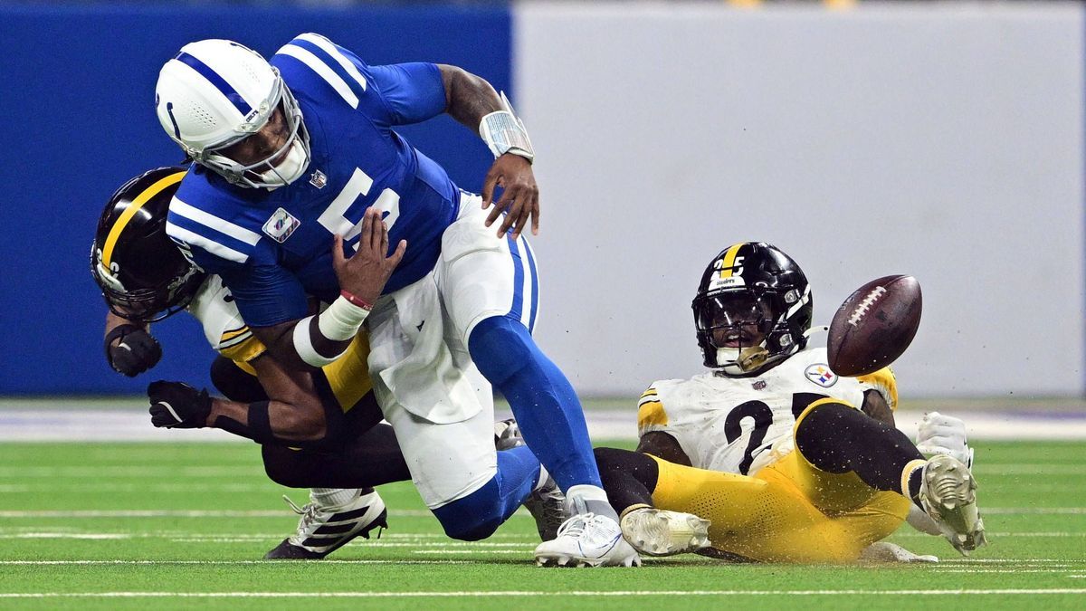 NFL, American Football Herren, USA Pittsburgh Steelers at Indianapolis Colts Sep 29, 2024; Indianapolis, Indiana, USA; ndianapolis Colts quarterback Anthony Richardson (5) is hit by Pittsburgh Stee...