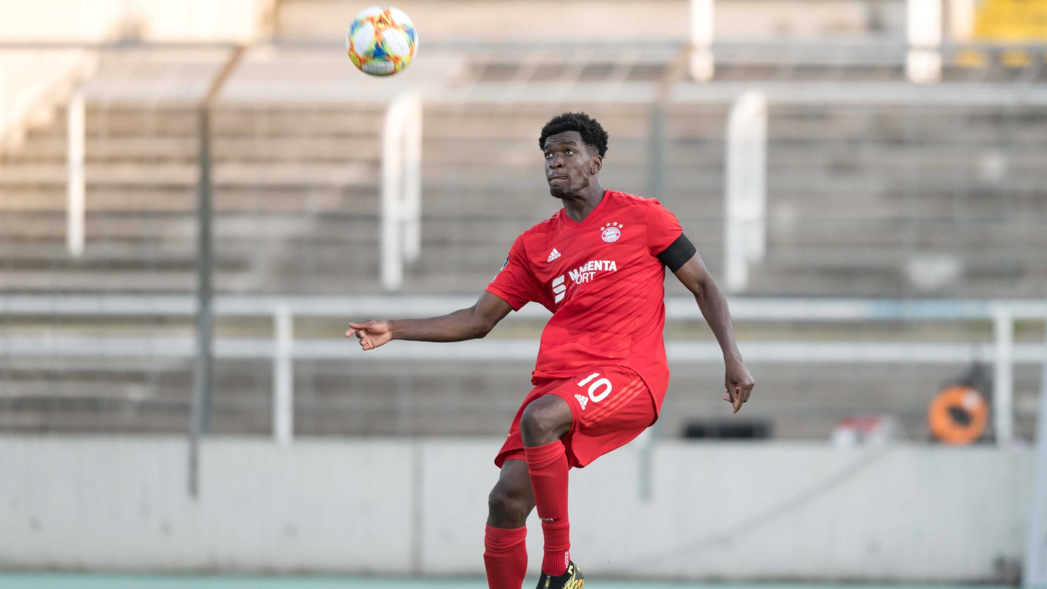 
                <strong>Stürmer: Kwasi Okyere "Otschi" Wriedt </strong><br>
                "Otschi" Wriedt ist der absolute Top-Star dieser Mannschaft. Durch seine regelmäßigen Gala-Vorstellungen in der zweiten Mannschaft durfte er auch schon ein paar Bundesliga-Minuten in dieser Saison sammeln. Mit 22 Toren in 30 Spielen führt er die Torjäger-Tabelle der Dritten Liga deutlich an. Der 1,88 Meter große Stürmer ist ein regelrechtes Strafraum-Monster. Egal ob mit dem Kopf oder dem Fuß, in aussichtsreicher Position ist er vor dem Tor nicht zu stoppen. Besonders sein starker linker Fuß ist hierbei auffällig. Der gebürtige Hamburger spielt bereits seit 2017 im Team der jungen Bayern. Mit seinen 25 Jahren ist er trotzdem einer der ältesten im Team. Nach der Saison wechselt er ablösefrei in die holländische Eredivisie zu Willem II, die in der kommenden Saison auch für die Europa League qualifiziert sind. 
              