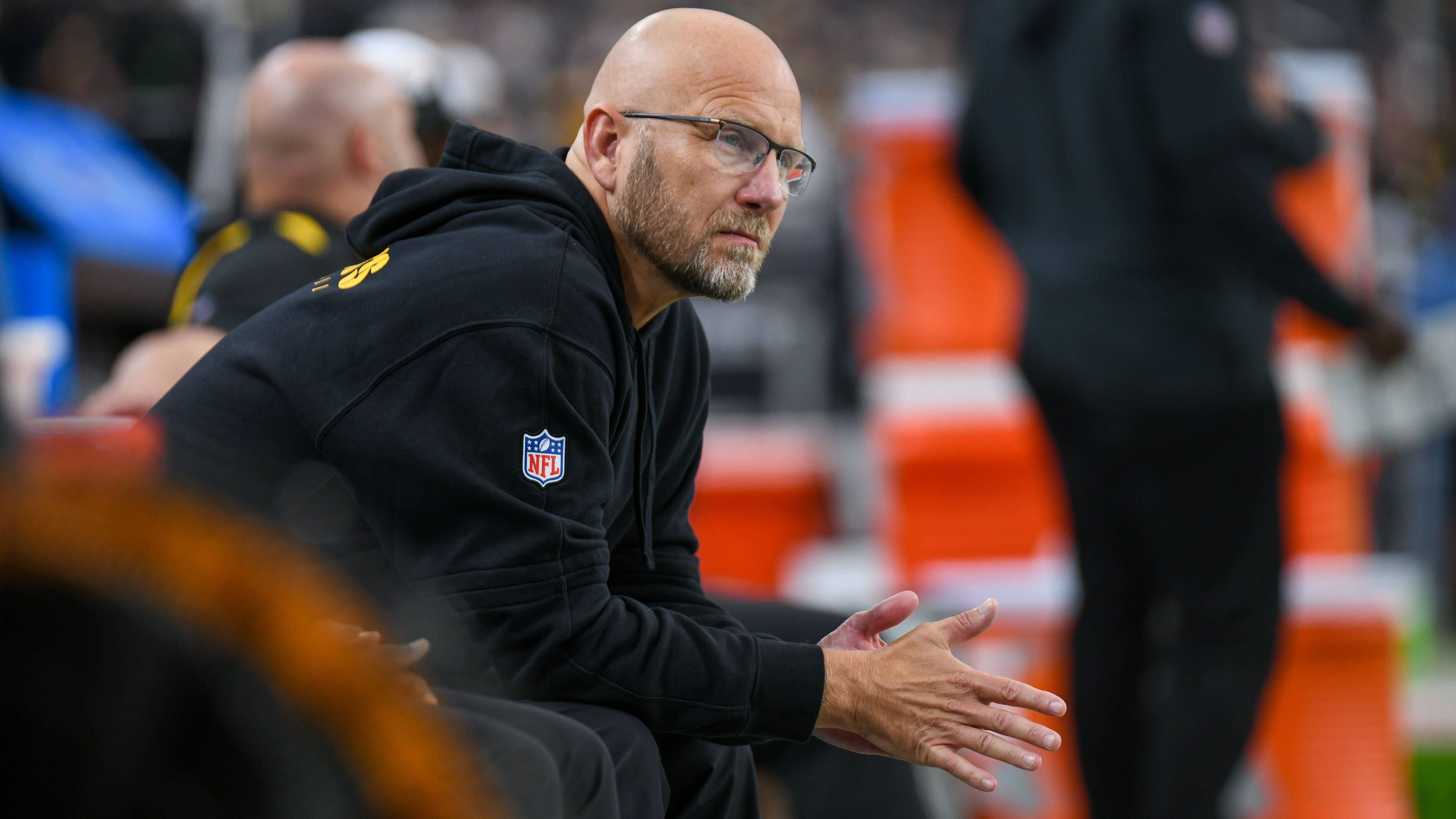 <strong>Verlierer: Matt Canada (Pittsburgh Steelers)</strong><br>Seit Monaten, fast schon Jahren, läuft bei den Pittsburgh Steelers eine Coaching-Debatte. Nicht etwa um Mike Tomlin, sondern um seinen Offensive Coordinator Matt Canada. Die Offense der Steelers ist trotz massig Talent teilweise nicht konkurrenzfähig. Das 6:30 bei den Houston Texans war ein Offenbarungseid.