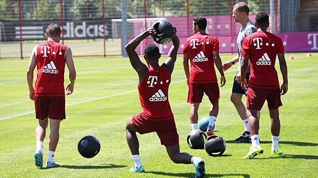 
                <strong>FC Bayern</strong><br>
                Gewichte dürfen natürlich auch nicht fehlen: David Alaba (vorne) stimmt einen neumodischen "Medizinball" in die Höhe
              