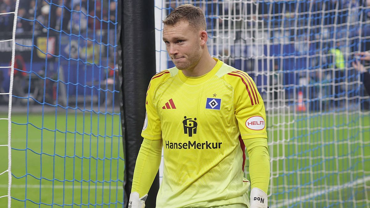 Torhueter Daniel Peretz (HSV) Fussball, Saison 2025 2026, Maenner, Herren, DFB Pokal, Achtelfinale,Volksparkstadion Hamburg, Hamburger SV gegen Holstein Kiel, 0-0, 1-1 Verlaengerung, 2-4 Elfmetersc...
