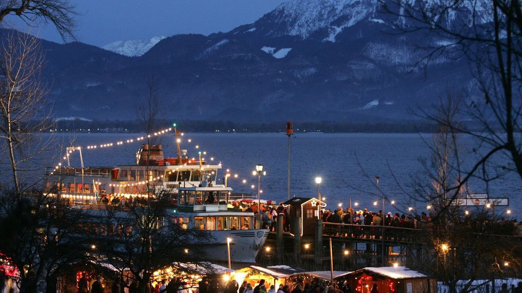 Abenddämmerung am Bootsteg auf der Fraueninsel im Chiemsee in Oberbayern.