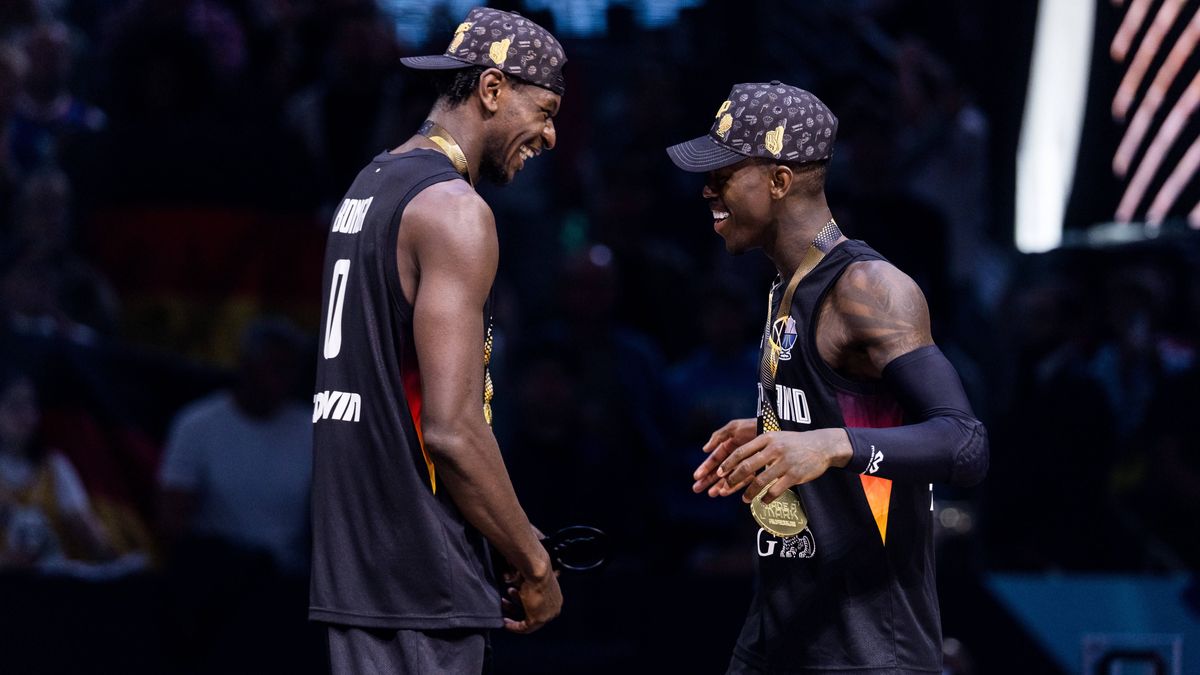 FIBA EuroBasket 2025: Gold Türkei - Deutschland; 14.09.2025 Isaac Bonga (Deutschland, 0) und Dennis Schröder (Deutschland, 17) umarmen sich mit Gold Medaille FIBA EuroBasket 2025: Gold Türkei - Deu...