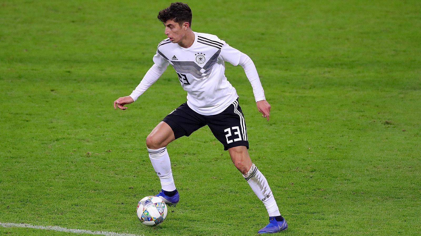 
                <strong>Kai Havertz</strong><br>
                &#x2022; Position: Mittelfeld/Angriff -<br>&#x2022; Alter: 21 Jahre -<br>&#x2022; Verein: FC Chelsea<br>
              