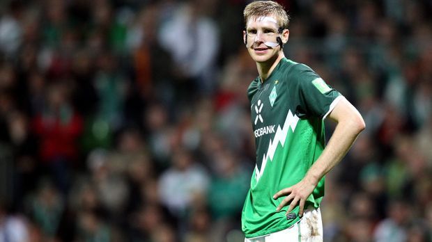 
                <strong>Per Mertesacker</strong><br>
                Der Weltmeister spielt bis 2011 in der Bundesliga für Hannover 96 und Werder Bremen. Doch erst nach seinem Wechsel zum FC Arsenal erhielt der Innenverteidiger angesichts seiner 1,98-Meter-Körpergröße den Beinamen "The big f***ing German".
              