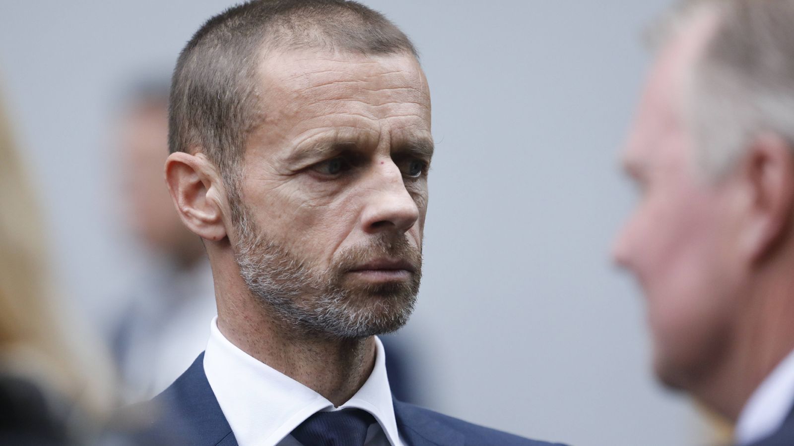 
                <strong>Super League könnte das Ende der Champions League bedeuten</strong><br>
                UEFA-Präsident Aleksander Ceferin hat sich mehrfach klar gegen eine europäische Super-Liga ausgesprochen. Wenig überraschend wehrt sich der europäische Verband auch gegen die aktuellen Pläne nach Kräften. Sollte die Super League zu Stande kommen, würde dies vermutlich das Ende der Champions League bedeuten. Ohne 18 der größten Vereine würde der Wettbewerb einen Großteil seiner Attraktivität einbüßen. Die Super League würde stattdessen von einem privaten Unternehmen organisiert werden. 
              