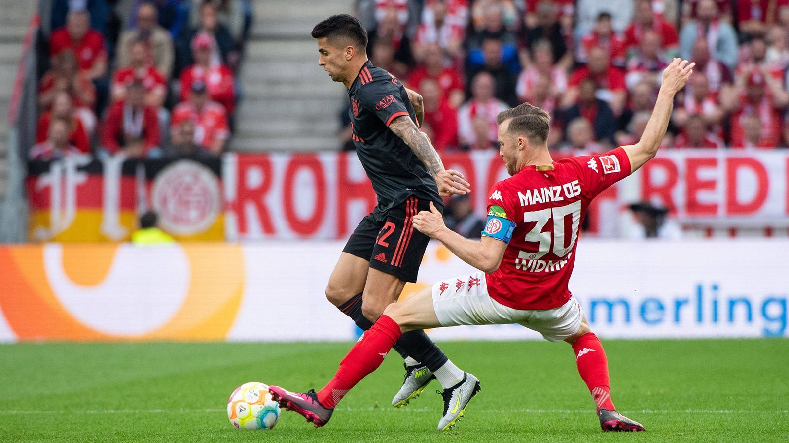 
                <strong>Joao Cancelo</strong><br>
                In der sehr souveränen ersten Halbzeit ist Joao Cancelo aufseiten der Münchner einer der auffälligsten Akteure, nachdem er infolge der Auswechslung von Davies auf die linke Seite wechselt. Von dort bereitet der Portugiese unter anderem das 1:0 durch Mane stark vor und hat kurz später auch noch selbst eine gefährliche Abschlussaktion. Nach der Pause baut Cancelo ab, dennoch kann er seine Bewährungschance in Mainz zumindest bedingt nutzen. ran-Note: 3
              