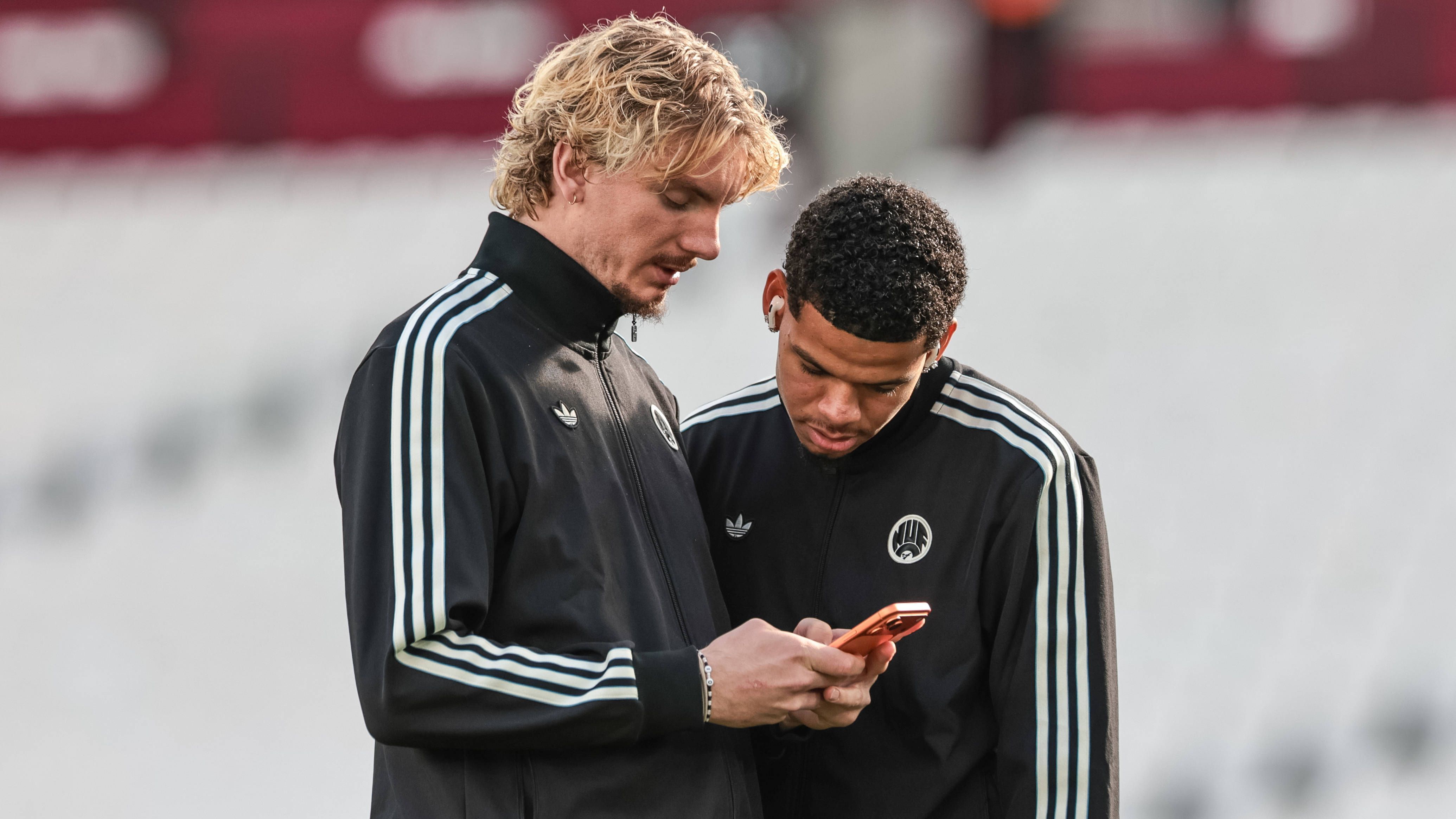 <em><strong>William Osula (Newcastle United)</strong><br>Bereits im Sommer hatte die Eintracht das dänische Sturmjuwel William Osula auf dem Zettel, im Winter könnte der Transfer nun über die Bühne gehen: Wie "Sky Sport" berichtet, besteht eine mündliche Einigung mit dem 22 Jahre altenTeamkollegen von Nick Woltemade. Frankfurt möchte auf ein ähnliches Modell wie zuvor bei Hugo Ekitike setzen: Eine Leihe bis Saisonende für rund drei Millionen Euro mit Kaufoption in Höhe von 20 Millionen Euro. Nun liegt es an Newcastle, dem Angebot zuzustimmen.</em>