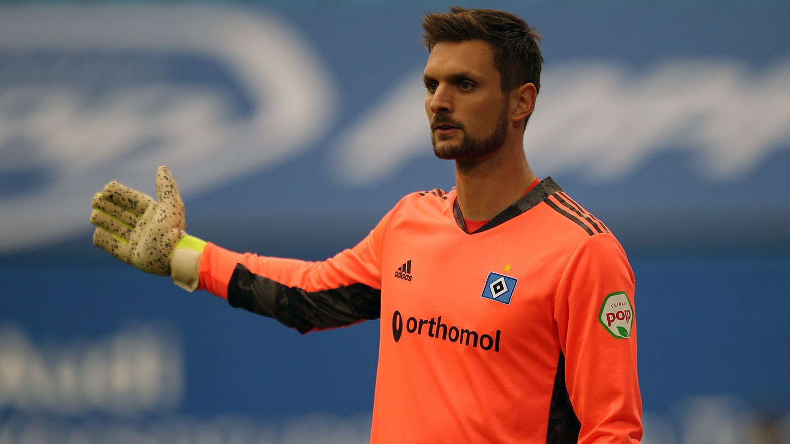 
                <strong>Sven Ulreich (Hamburger SV)</strong><br>
                ... Routinier Sven Ulreich bereits einen Nachfolger als neue Nummer 2 verpflichtet. Der 32-Jährige spielte bereits von 2015 bis 2020 für den deutschen Rekordmeister und hatte die Rolle als Backup von Manuel Neuer inne. Über die Laufzeit des Vertrages von Ulreich machten die Münchner keine Angaben. Ulreich löste erst kürzlich seinen Vertrag beim Hamburger SV auf, wohin er 2020 von der Säbener Straße aus wechselte, um mit dem einstigen Bundesliga-Dino den Wiederaufstieg zu schaffen. Nachdem dieses Ziel verpasst wurde, kam es zur Vertragsauflösung zwischen den Hanseaten und Ulreich, der nun eben wieder nach München zurückkehrt. 
              