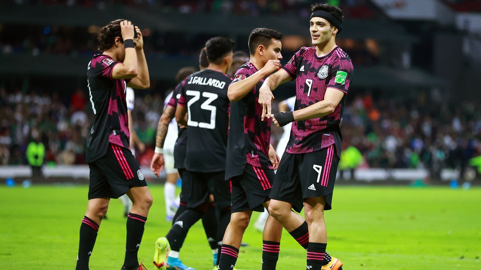 
                <strong>Mexiko</strong><br>
                Die mexikanische Nationalmannschaft qualifizierte sich Ende März 2022 für die WM in Katar. Durch einen 2:0-Heimsieg am abschließenden Spieltag der Qualifikation gegen El Salvador rückte "El Tri", wie die Nationalmannschaft in Mexiko auch genannt wird, in der Tabelle der CONCACAF-Qualifikation sogar noch an den USA vorbei und wurden Gruppenzweiter hinter Kanada. Bei der Endrunde trifft Mexiko auf Argentinien, Polen und Saudi-Arabien.
              