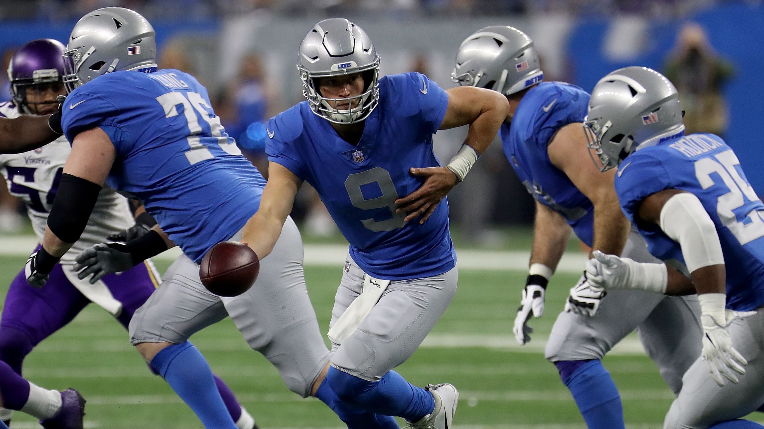 <strong>Detroit Lions - Throwback-Trikot</strong><br>Die Throwback-Jersey der Lions sind eine Hommage an die Trikots von 1939. Das erste Trikot in Detroit war ein blaues Trikot mit glänzenden silbernen Nummern, silbernen Hosen und einem silbernen Helm ohne Logo. An Thanksgiving kamen die Throwbacks im vergangenen Jahrzehnt vereinzelt zum Einsatz.