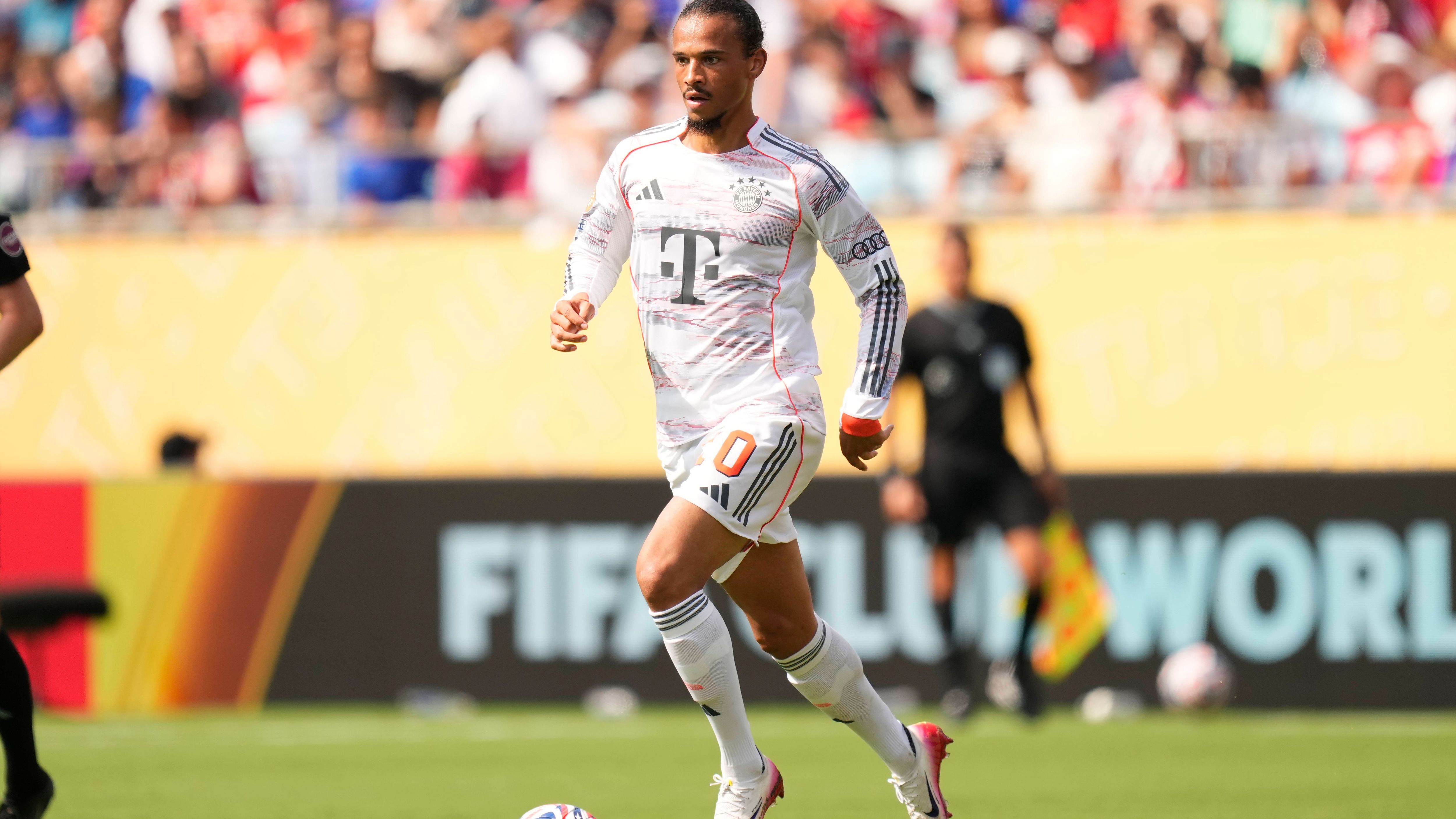 <strong>Leroy Sane (Galatasaray Istanbul)</strong><br>Im Frühjahr sah es zeitweise so aus, als würden Leroy Sane und der FC Bayern München erneut zusammenkommen und eine weitere Zusammenarbeit fixieren. Ein Dreijahres-Vertrag soll dem DFB-Nationalspieler vorgelegen haben. Letztlich entschied sich Sane aber für eine Luftveränderung und einen bis 2028 laufenden Kontrakt bei Galatasaray Istanbul.