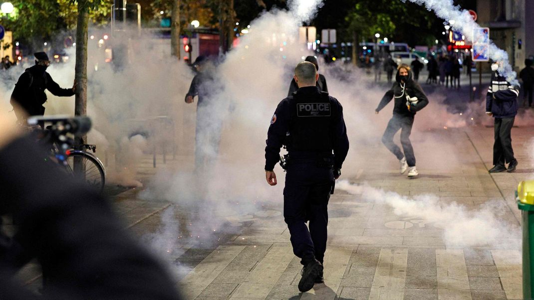 Demonstrierende liefern sich bei den Protesten gegen Sparpläne heftige Auseinandersetzungen mit der Polizei.