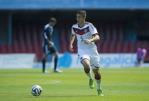 
                <strong>Abwehr: Marc-Oliver Kempf - Vier EM-Einsätze</strong><br>
                Der Nebenmann von Stark ist Marc-Oliver Kempf, der in diesem Jahr von Eintracht Frankfurt zum SC Freiburg gewechselt ist, und dort den nach Dortmund abgewanderten Matthias Ginter ersetzen soll. BL-Einsätze: 5.
              