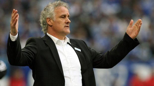 
                <strong>Fred Rutten (FC Schalke 04)</strong><br>
                Bei Schalke hat man schon vor Di Matteo mehrere Mal bei Trainern daneben gelegen, auch im Sommer 2008, als es der Bundesligist mit Fred Rutten versuchte. Bis in den November hinein lief es gar nicht übel für S04, es gab nur eine Liga-Niederlage, nachdem die "Knappen" die Champions-League-Qualifikation gegen Atletico Madrid vermasselten. Doch ab dem Spätherbst 2008 häuften sich die Niederlagen unter dem Niederländer, vor allem national. Und so musste Rutten nach einem 1:2 zuhause gegen den HSV im März 2009 seinen Hut nehmen. Zu diesem Zeitpunkt lag Schalke auf Platz 8. Nach diversen Stationen in den Niederlanden coachte Rutten zuletzt bis Anfang 2017 den Al-Shabab Al-Arabi Club in den Vereinigten Arabischen Emiraten.
              