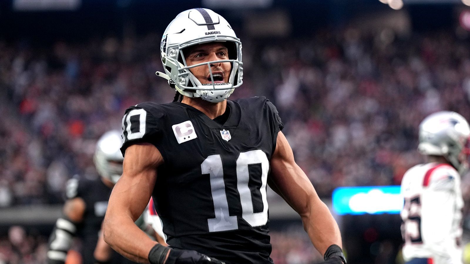 
                <strong>Mack Hollins (zuletzt: Las Vegas Raiders)</strong><br>
                &#x2022; 30 Jahre alt <br>&#x2022; Statistiken 2022/23: 57 Catches / 690 Yards / 4 Touchdowns<br>In seiner sechsten Spielzeit gelang Mack Hollins der Durchbruch. Der drahtige Receiver verdiente sich mit sicherem Catching und sauberem Route Running das Vertrauen von Quarterback Derek Carr. Hollins wurde meist als Outside Receiver im Kurzpassspiel in Szene gesetzt. 34 seiner 57 Catches erzielten ein First Down. 
              