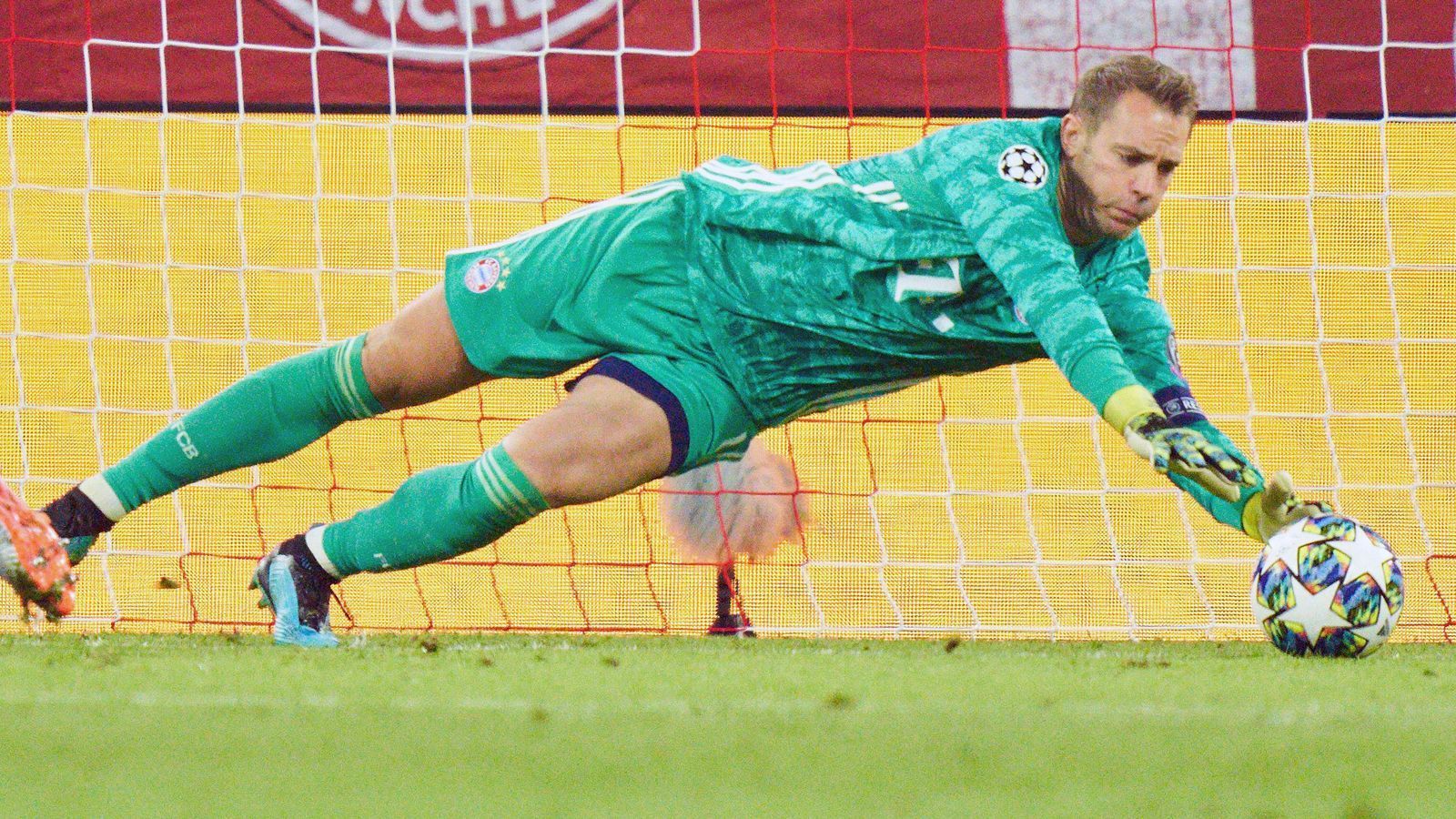 
                <strong>Manuel Neuer</strong><br>
                Der Torwart leistet sich früh im Spiel eine fußballerische Unsicherheit und produziert einen Eckball. Ansonsten ist Neuer als Schlussmann nie groß gefordert, Kommt allerdings früh heraus und vereitelt dadurch möglicherweise brenzlige Situationen. ran-Note: 3
              