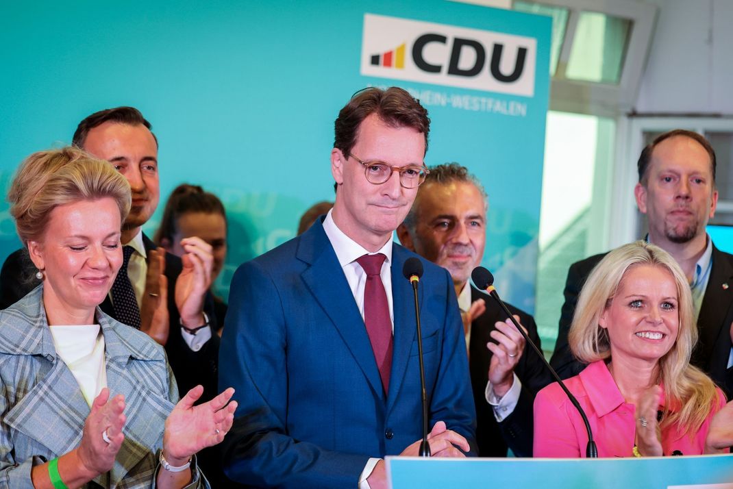 Hendrik Wüst (dritter von links) blickt trotz CDU-Wahlsieg skeptisch auf die Ergebnisse - die AfD hat ihr Ergebnis fast verdreifacht.