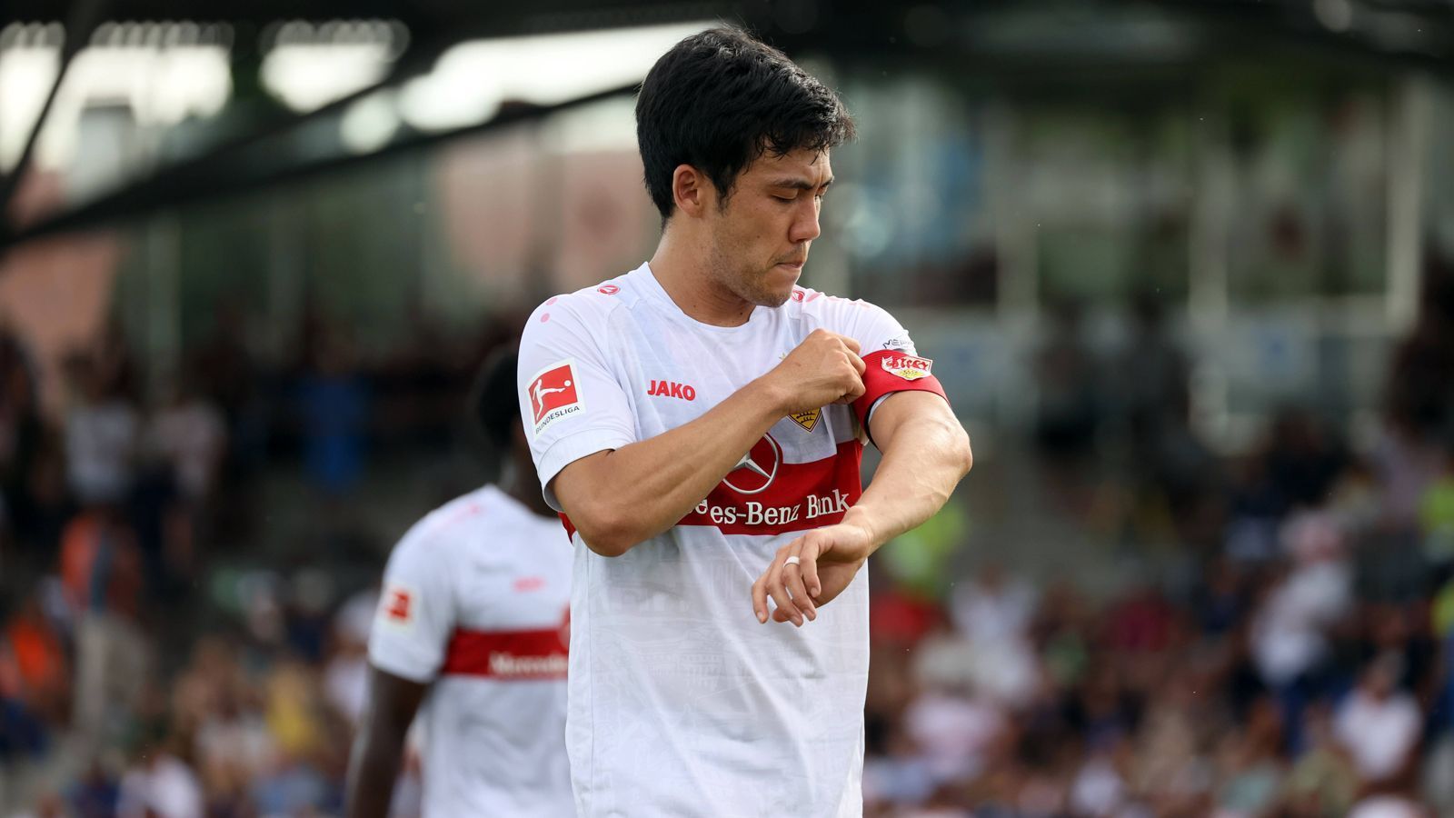 
                <strong>VfB Stuttgart</strong><br>
                Mit seinem Last-Minute-Tor rettete er die Schwaben am letzten Spieltag der abgelaufenen Saison: VfB-Kapitän Wataru Endo.
              