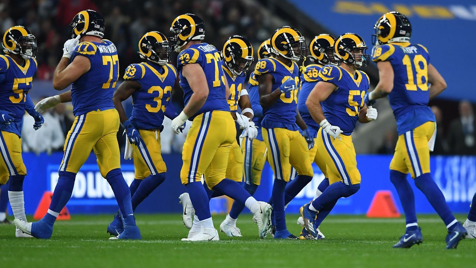 
                <strong>Platz 8: Los Angeles Rams</strong><br>
                Bilanz: 5-3Letzte Spiele: W,W,LMit einer Bilanz von 5:3 nur auf Rang drei in der eigenen Division zu sein, sagt einiges über die Wettbewerbsfähigkeit der NFC West aus. Durch das Tauschgeschäft mit Jalen Ramsey haben sich die Rams nochmal verstärkt. Die letzten beiden Partien gewinnen sie verdient und überzeugend.
              