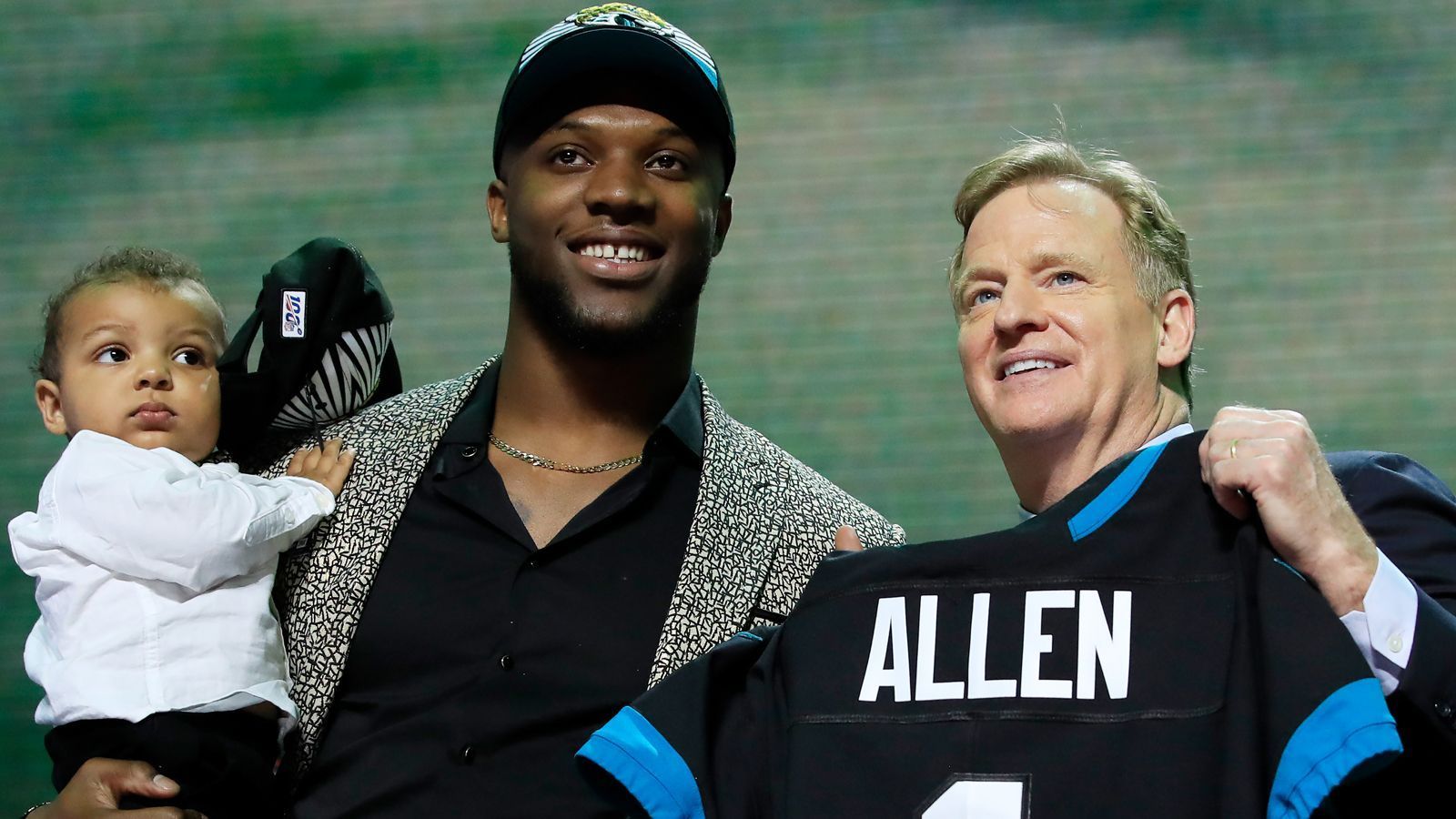 
                <strong>7. Pick - Jacksonville Jaguars: LB Josh Allen (Kentucky)</strong><br>
                Vertrag unterschriebenSigning Bonus: 14.560.100 DollarGesamtgehalt: 22.742.638 Dollar
              