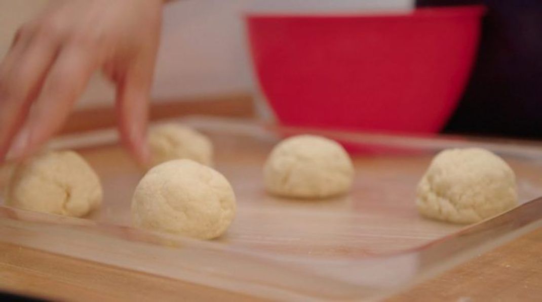 Die kleinen Feta-Teigbällchen sind perfekt zum Eintunken.