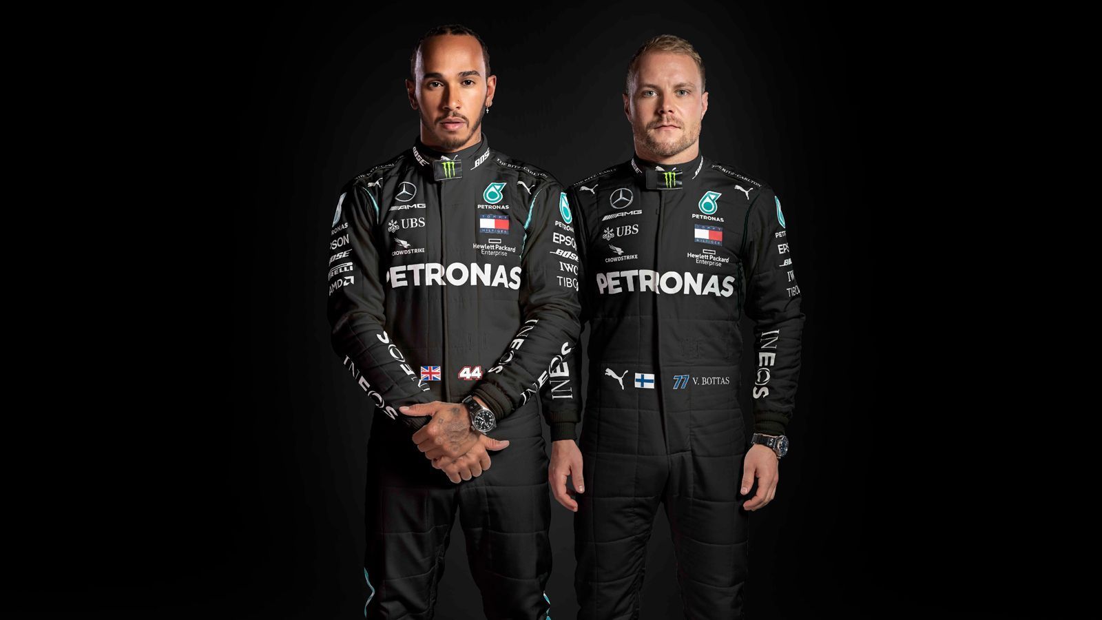 
                <strong>Dunkle Rennanzüge für Hamilton und Bottas</strong><br>
                In diesen passend zum Auto gestalteten Rennanzügen werden Lewis Hamilton und Valtteri Bottas 2020 die Mission Titelverteidigung für Mercedes angehen. Zum Design der Helme ist bisher noch nichts bekannt.
              