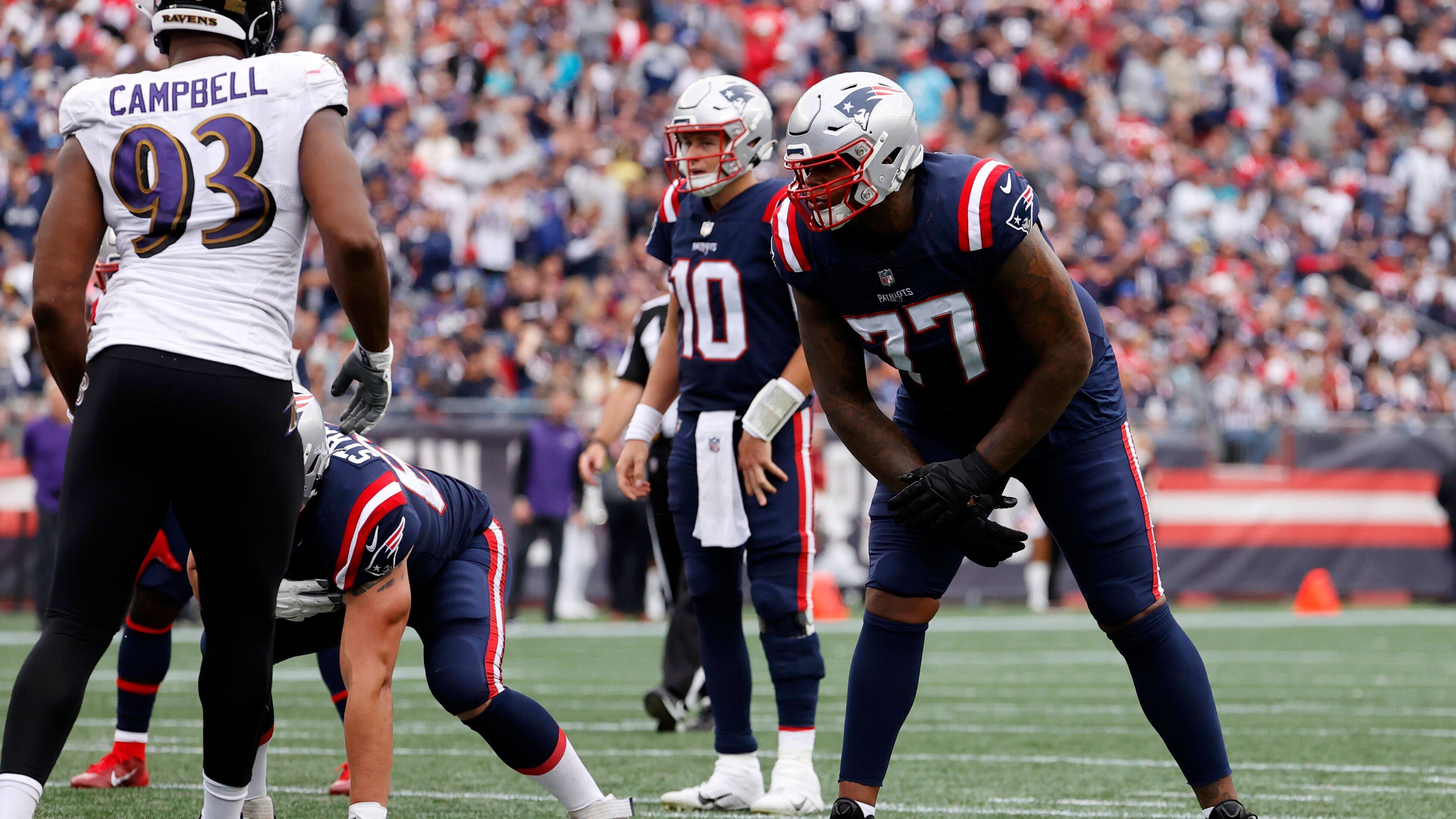 
                <strong>Offensive Line</strong><br>
                Die Patriots könnten sich auf der Position des Offensive Tackle in der Offseason komplett neu aufstellen. New England hatte in der vergangenen Saison mit das schlechteste Tackler-Rating der Liga. Die O-Line konnte Quarterback Mac Jones nicht genug beschützen sowie ihm Zeit verschaffen und ließ 34 Sacks zu. Gegen die Patriots-Linemen wurden zudem 27 Strafen verhängt, wobei Starting Left Tackle Trent Brown mit 13 die zweitmeisten unter allen O-Linern erhielt. Brown steht noch für 2023 unter Vertrag und würde dabei 12,25 Millionen Dollar erhalten. Wenn die Franchise den 29-Jährigen vorzeitig entlässt, würde sie elf Millionen Dollar an Cap Space generieren. Zudem wird die gesamte Rotation auf der Right-Tackle-Position zu Free Agents (Marcus Cannon, Connor McDermott, Isaiah Wynn). Mit Chiefs-LT Orlando Brown und 49ers-RT Mike McGlinchey kommen zwei aussichtsreiche Kandidaten auf den Markt. Paris Johnson (Ohio State), Peter Skoronski (Northwestern) und Broderick Jones (Georgia) gelten zudem im Draft als Kandidaten für die erste Runde.
              