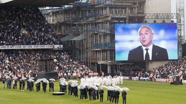 
                <strong>Tottenham Hotspur: Abschied von der White Hart Lane 5</strong><br>
                Der Vorsitzende Daniel Levy sprach vor dem Anstoß noch emotionale Abschieds-Worte. Tottenham zieht in näherer Zukunft in ein modernes Stadion mit 61.000 Plätzen. Doch in der kommenden Saison weichen die Spurs erst einmal ins Wembleystadion aus, bis die neue Arena fertiggestellt ist.
              