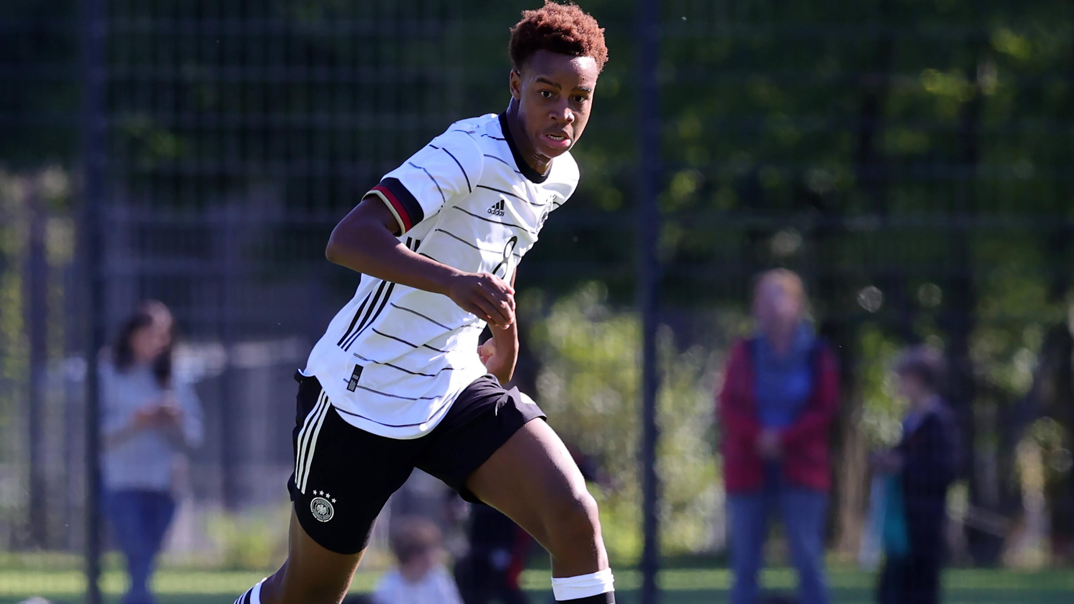 <strong>Stammkraft in der Junioren-Nationalmannschaft</strong><br>Beim Erfolgslauf der deutschen U17-Nationalmannschaft war Ouedraogo nämlich zentraler Bestandteil. Der DFB-Nachwuchs holte im Juni 2023 erstmals seit 14 Jahren wieder den EM-Titel – der Schalker war nicht nur Stammkraft im defensiven Mittelfeld, sondern verwandelte im Drama-Finale gegen Frankreich auch den entscheidenden Elfmeter zum Titeltriumph. Hansi Flick schaut bestimmt gut zu.