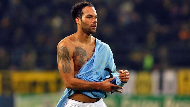
                <strong>Joleon Lescott</strong><br>
                Schlappe 27,5 Millionen Euro legten die von einem arabischen Investor unterstützen Citizens für Joleon Lescott 2009 auf den Tisch. Der Engländer war neben Kompany 2012 der Stabilisator in der Innenverteidigung, als City den Titel mit nur 29 Gegentreffern gewann. 2014 wechselte Lescott zu West Bromwich Albion.
              