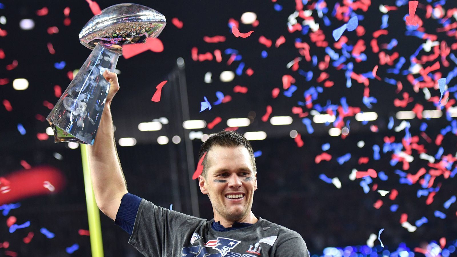 
                <strong>Tom Brady: Mehr Super-Bowl-Spiele als alle Rams-Spieler zusammen</strong><br>
                Patriots-Quarterback Tom Brady stand bereits acht Mal im Super Bowl und hat somit mehr Final-Erfahrung als alle Spieler der Los Angeles Rams zusammen. Im Kader der Rams sind nämlich lediglich vier Spieler mit insgesamt fünf Super Bowls vertreten. CJ Anderson stand bei den Denver Broncos in zwei Super Bowls, Aqib Talib absolvierte für selbiges Team einen Super Bowl. Auch Brandin Cooks und Sam Shields bestritten je ein Finale - Cooks im Dienste der Patriots, Shields für die Green Bay Backers.
              