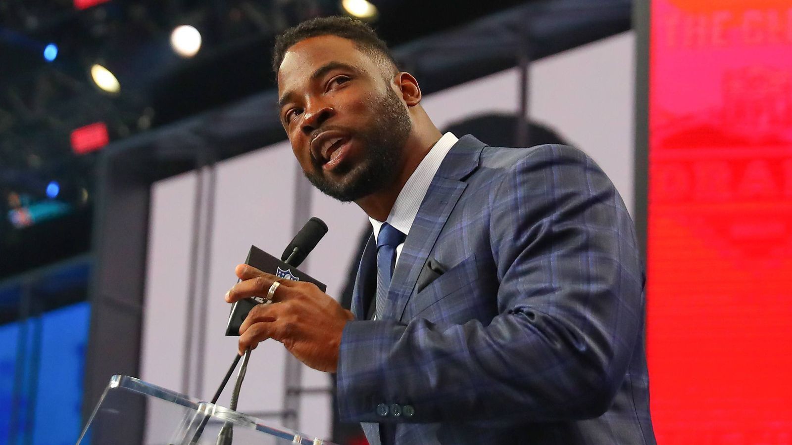 
                <strong>Justin Tuck (Defensive End)</strong><br>
                Als Justin Tuck 2005 von den New York Giants in der dritten Runde gedraftet wurde, hätte er wohl selbst nicht geglaubt, sich eines Tages zweimaliger Super-Bowl-Champion nennen zu dürfen - doch zwei legendäre Siege gegen die New England Patriots machten es möglich. Tuck, auch zweimaliger Pro Bowler, kam in seiner Karriere auf 66,5 Sacks und einen Touchdown. Er beendete seine Laufbahn 2015 bei den Oakland Raiders.
              