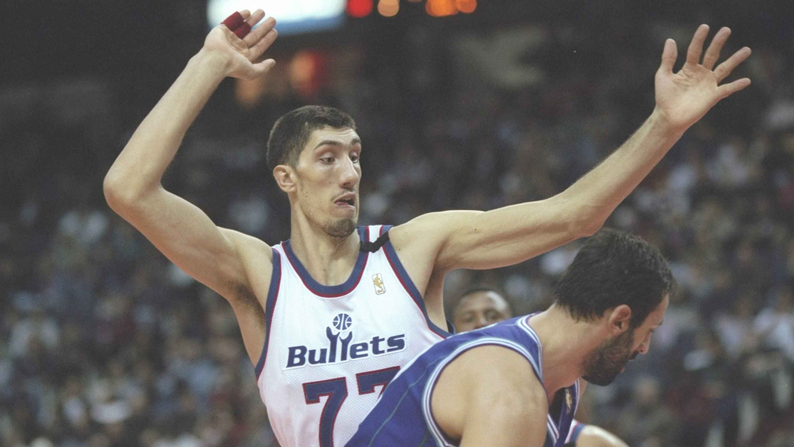 
                <strong>Platz 1 (geteilt): Gheorghe Muresan</strong><br>
                • Größe: 2,31 Meter (US-Größe: 7 foot 7 inches)<br>• Teams: Washington Bullets (1993-1998), New Jersey Nets (1998-2000)<br>• Nationalitäten: Rumänien, USA<br>• Stats: 3.020 Punkte und 1.957 Rebounds in 307 Spielen<br>
              