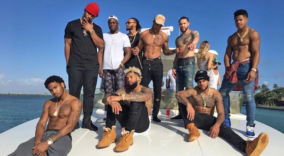 
                <strong>Disziplinlosigkeiten im Team</strong><br>
                Es war der Giants-Aufreger der vergangenen Playoffs: Wenige Tage vor dem Playoff-Duell im kalten Green Bay flogen Odell Beckham Jr. und einige Receiver-Kollegen nach Miami, um dort auf einer Yacht Party zu machen. Nicht verboten, aber auch nicht professionell. Und zuletzt häuften sich die Disziplinlosigkeiten: Zwei Spieler schwärzten McAdoo anonym bei US-Medien an, meinten, der Coach habe das Team längst nicht mehr im Griff. Cornerback Eli Apple wurde aus disziplinarischen Gründen auf die Bank gesetzt, Dominique Rodgers-Cromartie nach einem "Missverständnis" mit McAdoo zwischenzeitlich suspendiert. GM Jerry Reese sagte auf einem Pressetermin nach dem Fehlstart, das Team sei "dem Hype verfallen" und habe sich schlecht auf die Saison vorbereitet. Viele Symptome, ein Befund: Zwischen Team und Coach passte es einfach nicht mehr.
              