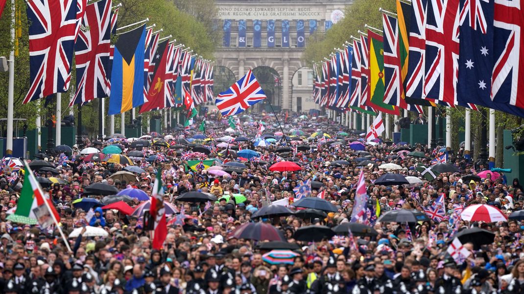 Die Menge strömt zum Buckingham Palace.