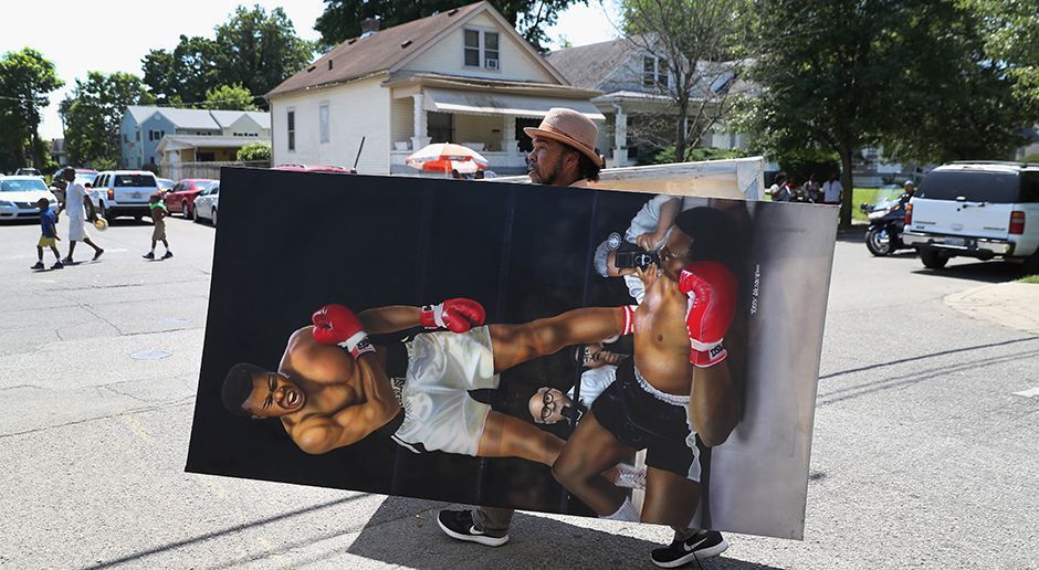 
                <strong>Muhammad Ali</strong><br>
                Eines der legendärsten Boxbilder fand sich natürlich auch unter den Kunstwerken.
              