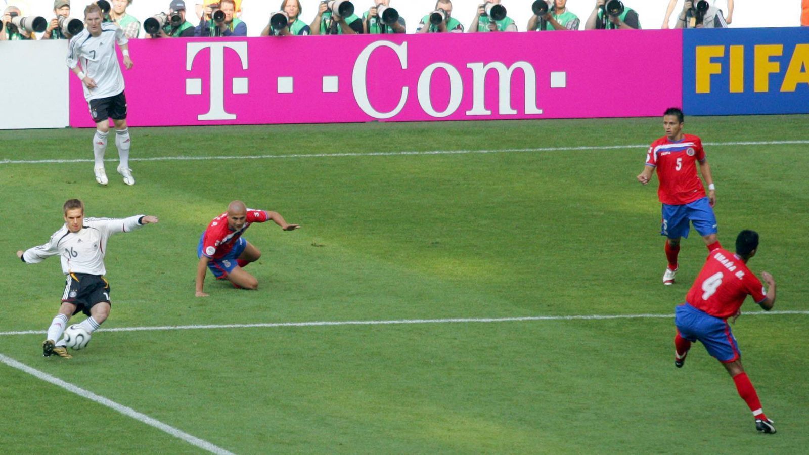 
                <strong>2006 in Deutschland (Platz drei)</strong><br>
                Der Startschuss ins Sommermärchen: Philipp Lahm trifft sehenswert zur Führung. Klose schnürt einen Doppelpack, den Schlusspunkt setzt Torsten Frings. Die Fans in München sind begeistert, die WM-Party nimmt sofort richtig Fahrt auf.
              