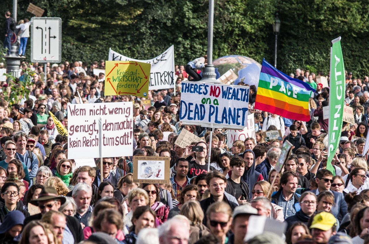 Millionen Schüler weltweit ziehen mit und schwänzen freitags im Namen des Klimaschutzes und nach Gretas Vorbild die Schule - wie hier 40.000 Menschen in München.  