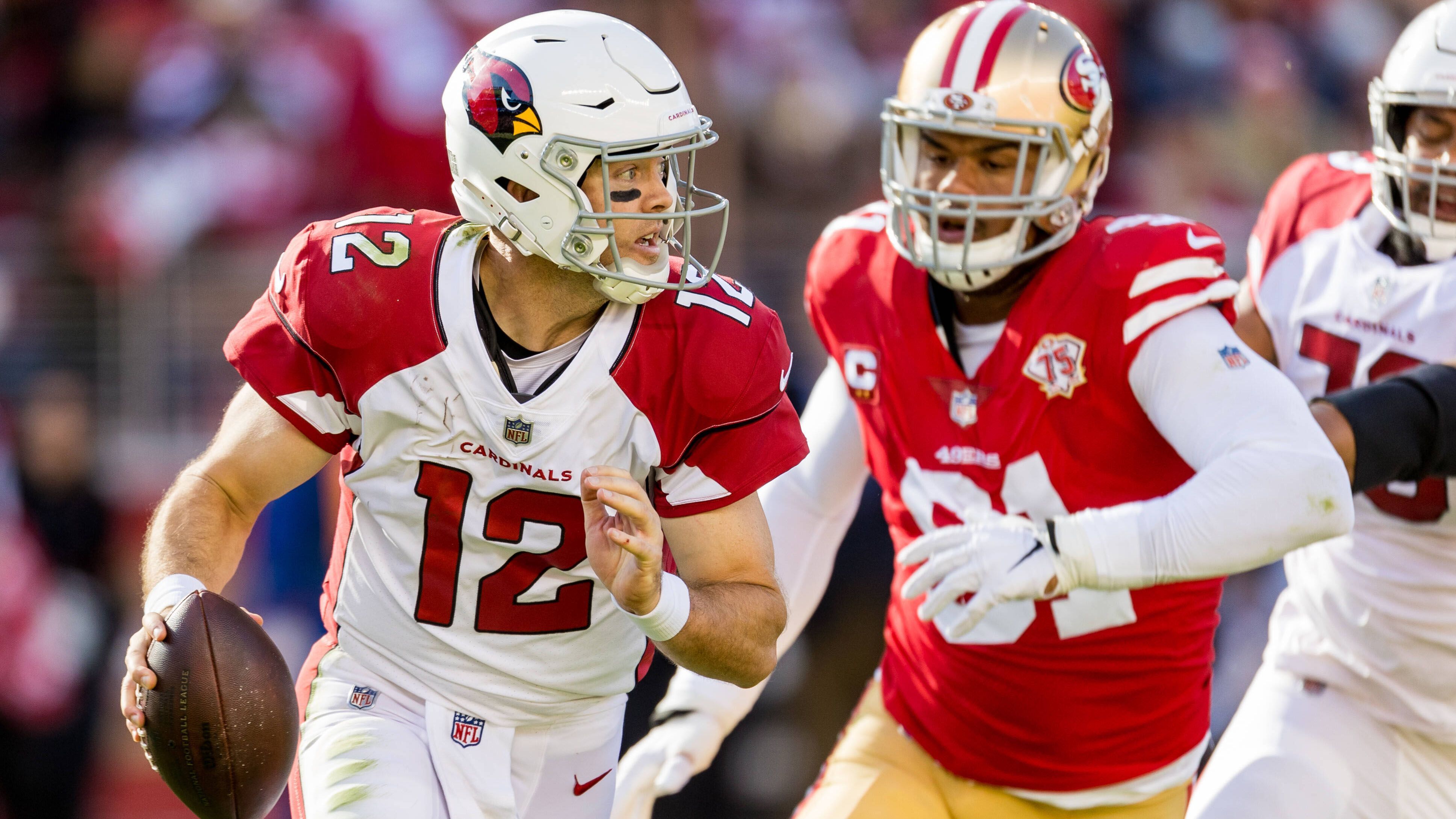
                <strong>Der Kader stimmt auch in der Breite und kann Ausfälle kompensieren </strong><br>
                Spätestens das Spiel gegen die San Francisco 49ers hat es gezeigt: Der Kader der Arizona Cardinals stimmt auch in der Breite. Quarterback Kyler Murray fiel mit einer Knöchelverletzung aus, für ihn sprang der erfahrene Colt McCoy in die Bresche und setzte den Erfolgslauf der Franchise fort. Die Cardinals fahren damit ein gegensätzliches System wie beispielsweise die Green Bay Packers, die in Jordan Love auf einen unerfahrenen Backup setzten. Dieser, so zeigte es die Niederlage gegen die Chiefs, kann anders als ein McCoy aber nicht auf Knopfdruck eine Offense führen. Zudem mussten bei den Cardinals auch DeAndre Hopkins (Oberschenkel) und A.J. Green (Krankheit) passen, dafür glänzte ein anderer ...
              