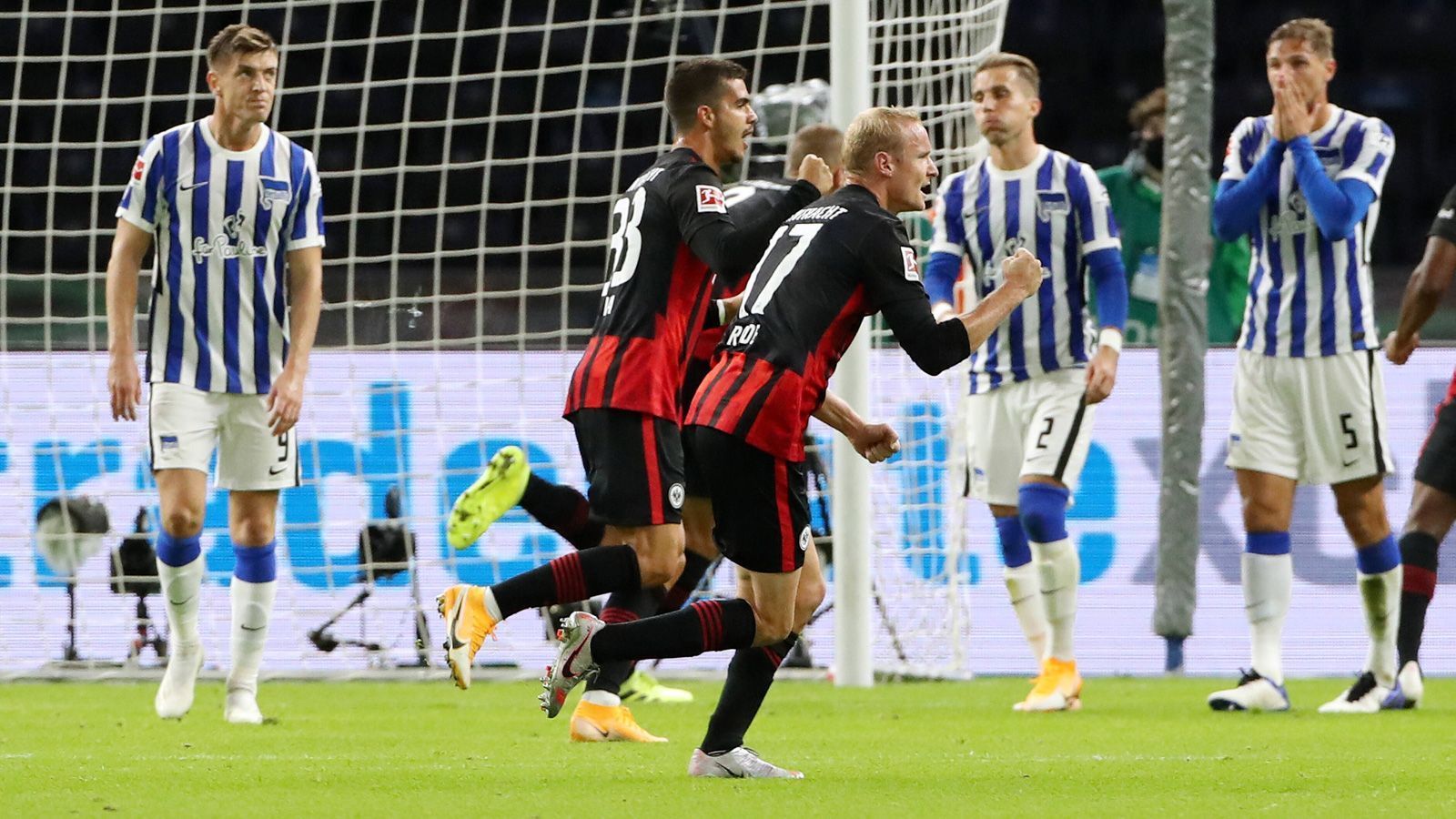 
                <strong>Hertha und Hoffenheim haben es vorgemacht</strong><br>
                Bei der Niederlage in Hoffenheim kassierte Bayern vier Gegentore, die Hertha traf beim 3:4 in München dreimal gegen Manuel Neuer. Die Bayern sind also durchaus verwundbar. Und welches Team hat sowohl die Hertha wie auch Hoffenheim geschlagen? Richtig, Eintracht Frankfurt.
              